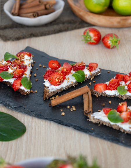 Tartine fraises fromage frais noisettes